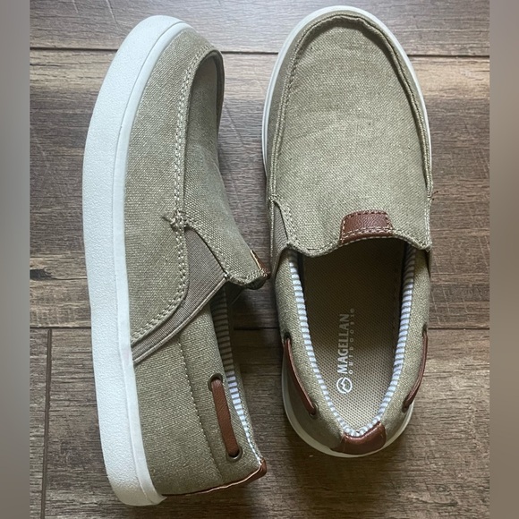 Magellan Outdoors Slip on Deck Shoes Sz Youth 2 - Picture 2 of 8
